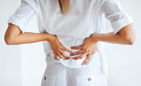 у девушки болит спина