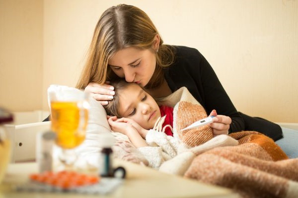 Заболевшая девочка с мамой