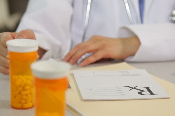 Врач назначает лекарства