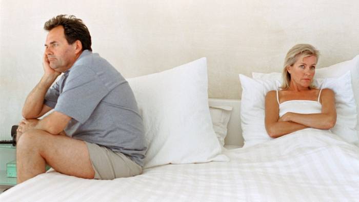 Пожилая пара в кровати