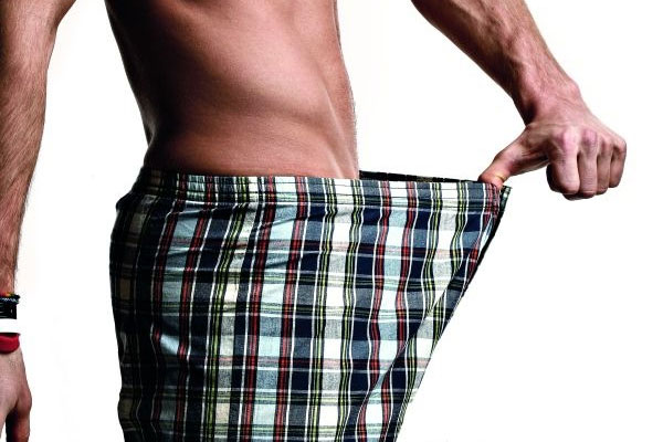 Мужчина оттягивает трусы
