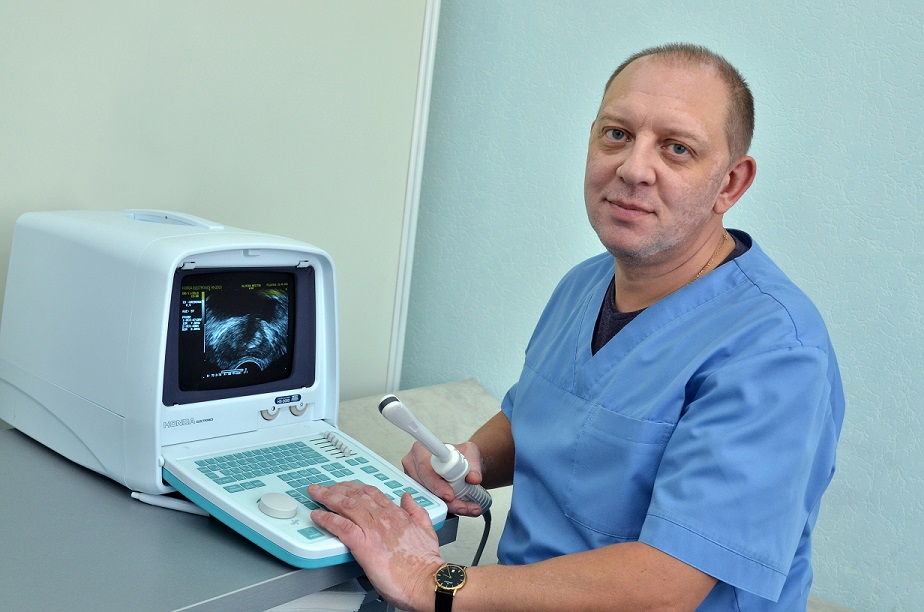 Врач и аппарат УЗИ