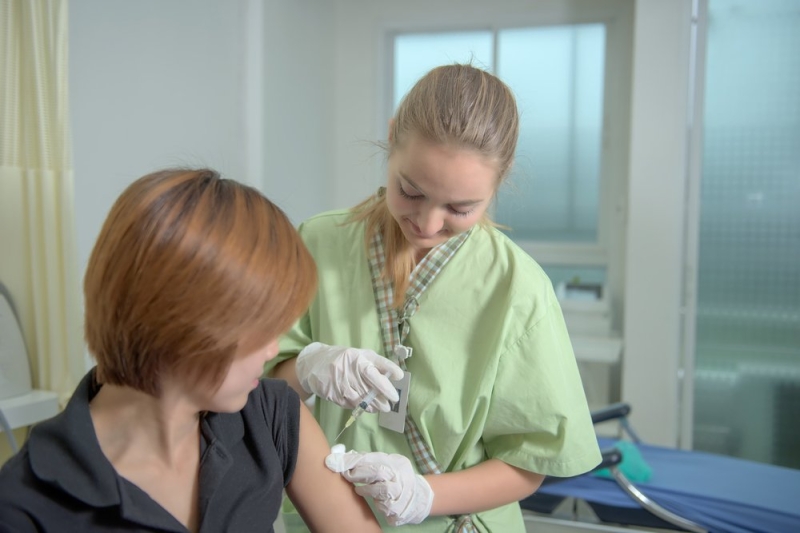 Весенняя вакцинация: успеем до праздников