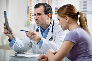 Врач Врач при осмотре