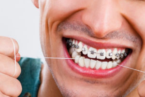 Чистит нитью зубы Чистит нитью зубки