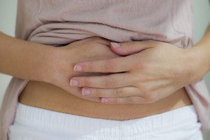 Давит животик Давит живот