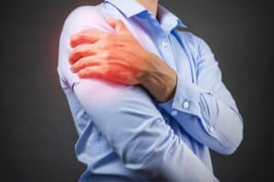 Держится за правое плечо Держится за правое плечико