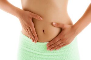 Девушка на раннем сроке жалуется на боль Девушка на первичном сроке жалуется на боль