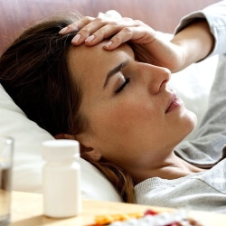 Лежит и держится за голову Лежит и держит голову