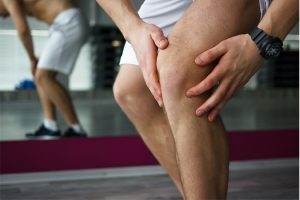 Массирует ноги из-за боли Массирует ножки из-за боли