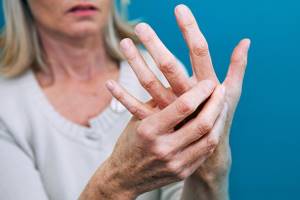 Мнет руку Разминает руку