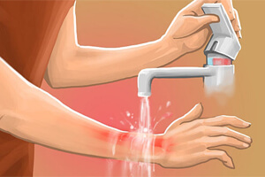 Мочит руку Рука под водой