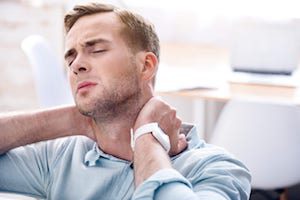 Мужчина мнет шею Мужчина разминает шею