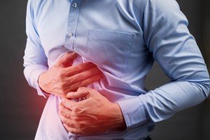 У мужчины в рубашке болит У мужчины в рубашке дискомфорт