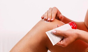 Намазывает состав