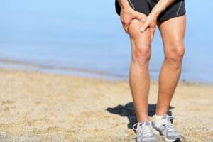 На пляже схватили ноги На пляже схватили ножки