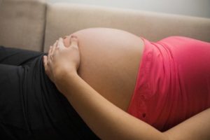 Потягивает животик у девушки Потягивает живот у девушки