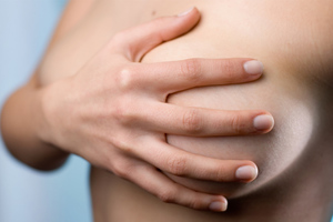 Прикрывает грудь Прикрывает соски