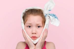 Ребенку перебинтовали щеки Ребенку перебинтовали голову