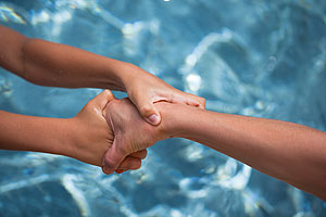 Рука на фоне воды Рука на фоне ба