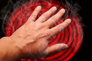 Рука над плитой Рука на плите