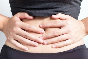 Трогает животик Трогает живот