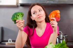 Выбирает между едой Выбирает между овощами