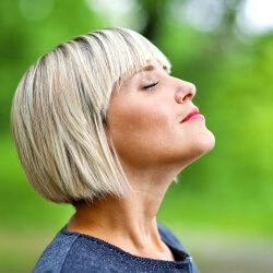 Женщина глубоко дышит Женщина глубоко вдыхает