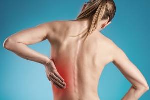 Женщина жалуется на боль Женщина жалуется на недомогание